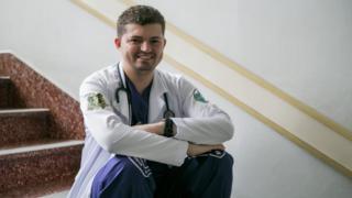 Enã Rezende com uniforme de médico