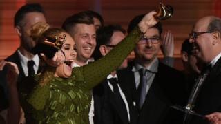 Mais Adele ne s'est pas contentée de cette déclaration, l'interprète de "Hello" a cassé en deux son grammy.