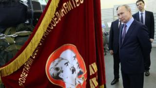 லெனின், ஸ்டாலின் படங்களைப் பார்வையிடும் புதின்.