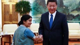 भारतीय विदेश मंत्री सुषमा स्वराज और चीन के राष्ट्रपति शी जिनपिंग
