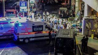Полиция и медики на месте взрыва в аэропорту стамбула