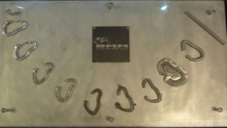 Carabiner yn cael ei greu