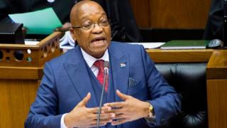 Le journaliste d'investigation Jacques Pauw accuse le président Zuma de se débarrasser de ses adversaires pour rester au pouvoir.