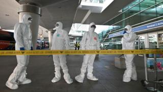 رجال شرطة من كوريا الجنوبية يرتدون لباساً واقياً من فيروس كورونا