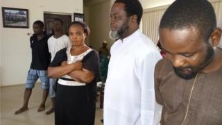 Alufa ati awọn afunrasi merin duro ti ara wọn