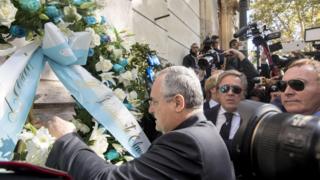 El presidente de Lazio Claudio Lotito coloca flores en una sinagoga de Roma.