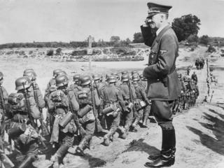 Adolf Hitler đứng gần bờ sông San, gần Jaroslaw, Ba Lan, chứng kiến quân đội phát-xít hành quân về phía Đông. Ngày 01/09/1939, quân Đức tấn công Ba Lan bằng không quân, hải quân, thiết giáp và bộ binh từ phía Tây và Bắc, nhanh chóng tiến tới bao vây thủ đô Warsaw