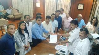 बंडखोर आमदारांनी मुख्यमंत्री प्रमोद सावंत यांच्याबरोबर विधानसभा उपाध्यक्षांची भेट घेतली