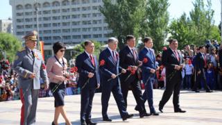 Президент Алмазбек Атамбаев баштаган мамлекеттик жетекчилер "Түбөлүк отко" гүл коюшту