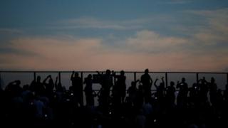 Personas miran al eclipse
