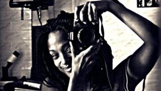 La photographe franco-béninoise Laeila Adjovi remporte le Grand Prix du Dak'Art