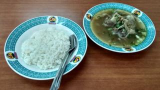 Seporsi sop kambing, disajikan dengan nasi.