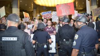 Policía evita el ingreso de manifestantes al aeropuerto de Los Angeles.