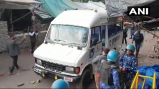 अलीगढ़ जिलाधिकारी ने बताया कि पुलिस के वाहन पर पथराव किया गया.