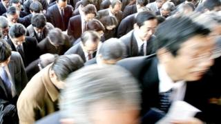 Personas saliendo de una estación de tren en Japón