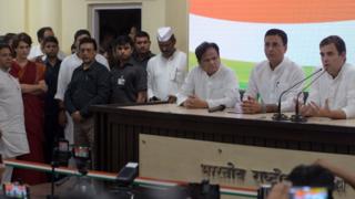 নির্বাচনের পর সংবাদ সম্মেলনে রাহুল গান্ধী, বাম পাশে দাঁড়ানো প্রিয়াংকা