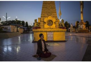 Женщина молится в пагоде в Хинтада, городе в дельте Иравади Мьянмы, незадолго до рассвета