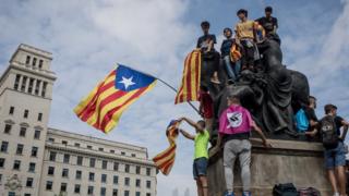На снимке: сторонники каталонской независимости собрались в Барселоне 2 октября