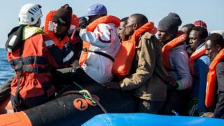 Un groupe de migrants au large des côtes de la Lybie.