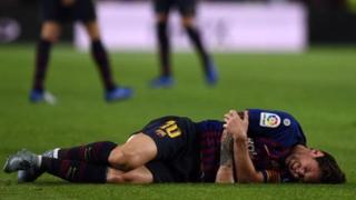 ظل مهاجم برشلونة ليونيل ميسي يتألم بعد خروجه من الملعب في الدقيقة 26