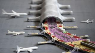 Las obras del nuevo aeropuerto tienen un retraso de cuatro años.