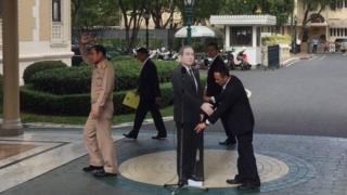 記者の質問用に設置されたタイ首相の等身大パネル(9日、バンコク)