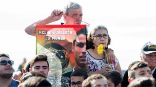 Des fans de Cristiano Ronaldo à la cérémonie de rebaptisation de l'aéroport de Madère
