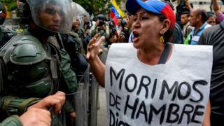 Una manifestante confronta a la policía
