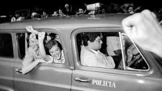 Lucia (na foto, à direita) e María Elia Topolansky aparecem sorrindo e comemorando de dentro de carro em registro de 1985, depois que foi declarada a anistia