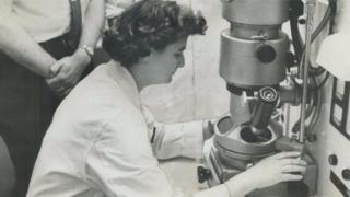 جوون ألميدا في مركز أونتاريو لأمراض السرطان عام 1963