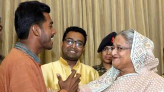 প্রধানমন্ত্রীর সাথে কথা বলছেন নুরুল হক নুর। মাঝে ডাকসু জিএস ও ছাত্রলীগ সাধারণ সম্পাদক গোলাম রাব্বানী