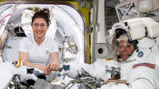 Christina Koch (izq) y Anne McClain