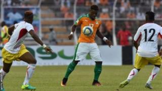 Aurier yihutiye gutabara Doumbia aguye hasi ata ubwenge