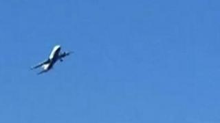 Aeronave em ângulo lateral de 45 graus durante tentativa de aterrissagem