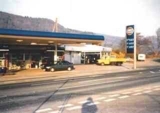 Garej Meadow Vale, Llanrwst. Ebrill 1996.