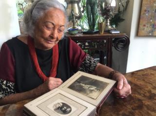 Mulher idosa vendo álbum de fotos