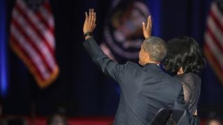 Барак и Мишель Обама машут рукой