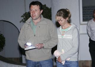 Gerry und Kate McCann sprechen am 4. Mai 2007 im Ocean Club Apartment Hotel im Praia de Luz in Lagos mit der Presse.