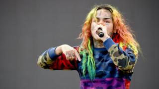 Tekashi 6ix9ine выступают на скалистой сцене во время фестиваля Made in America в 2018 году