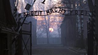 Ворота в лагерь смерти Освенцим