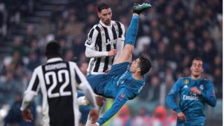 Cristiano Ronaldo remata de chilena.