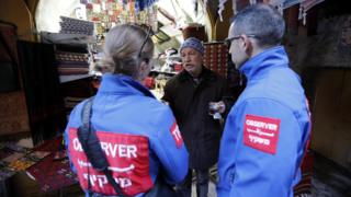 Members of the Temporary International Presence in Hebron (TIPH) speak with a Palestinian trader in the old city of Hebron (29 January 2019)