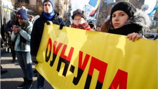 Демонстранти з банером "ОУН-УПА"