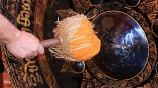 ما معنى عبارة large gongs؟