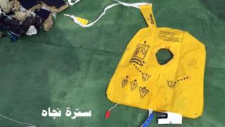 Colete salva-vidas resgatado da área onde o avião da EgyptAir desapareceu