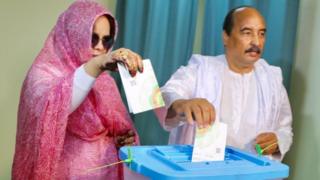 Le président sortant Mohamed Ould Abdel Aziz, en train de voter, avec sa femme, à Nouakchott.
