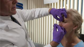 Una mujer a la que le inyectan Botox