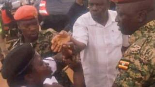 Picha inayodaiwa kuwa ni ya Meja Jenerali Kyaligonza na walinzi wake wakimshambulia Esther Namaganda iliibua hisia kali kwenye mitandao ya kijamii