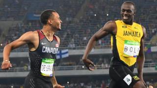 Así cruzaron la meta Bolt y De Grasse, sonriéndose.