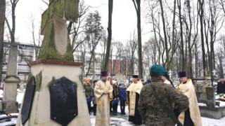 Надпись на мемориале в честь бойцов УНР на Люблинском кладбище: "Памяти воинов Украинской Народной Республики, главного атамана Симона Петлюры, союзников Польши в войне 1920 года, которые жили в Люблине и окрестностях"